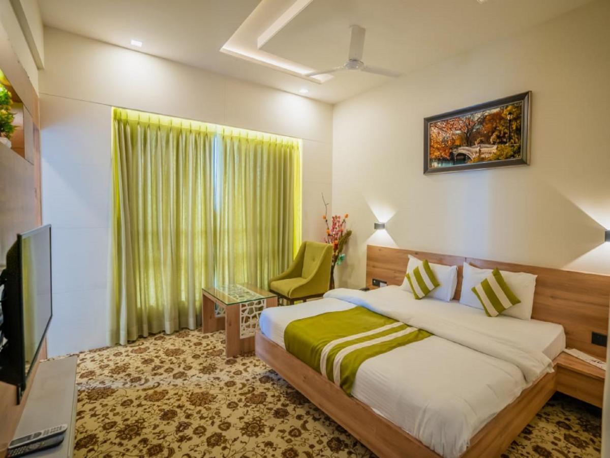 V Star Hotel Ahmednagar Exterior photo